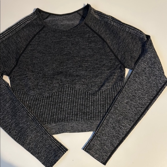 Fabletics Gray Ribbed Raglan Crop Top excercise - Picture 3 of 8